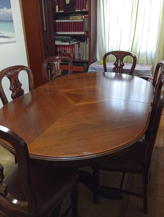 Mesa de madeira em bom estado com 6 cadeiras