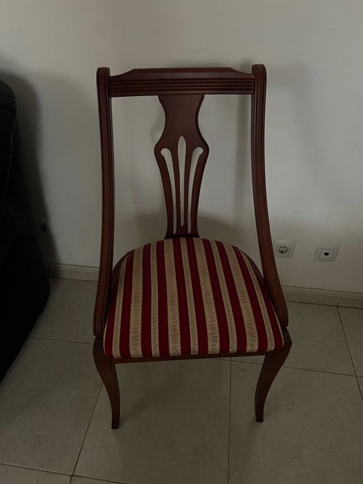 Conjunto de Sala de Jantar em Madeira (Mesa, 6 Cadeiras e Vitrine)