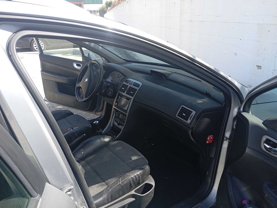 Carrinha Peugeot hdi de 7 lugares esta disponível no Intermarché do carregado