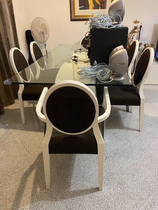 Mesa, cadeiras e aparelhagem em bom estado