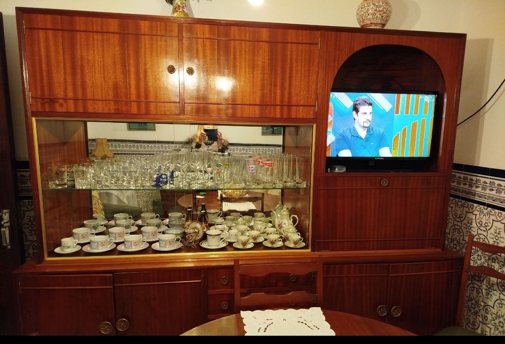 Móvel com cristaleira