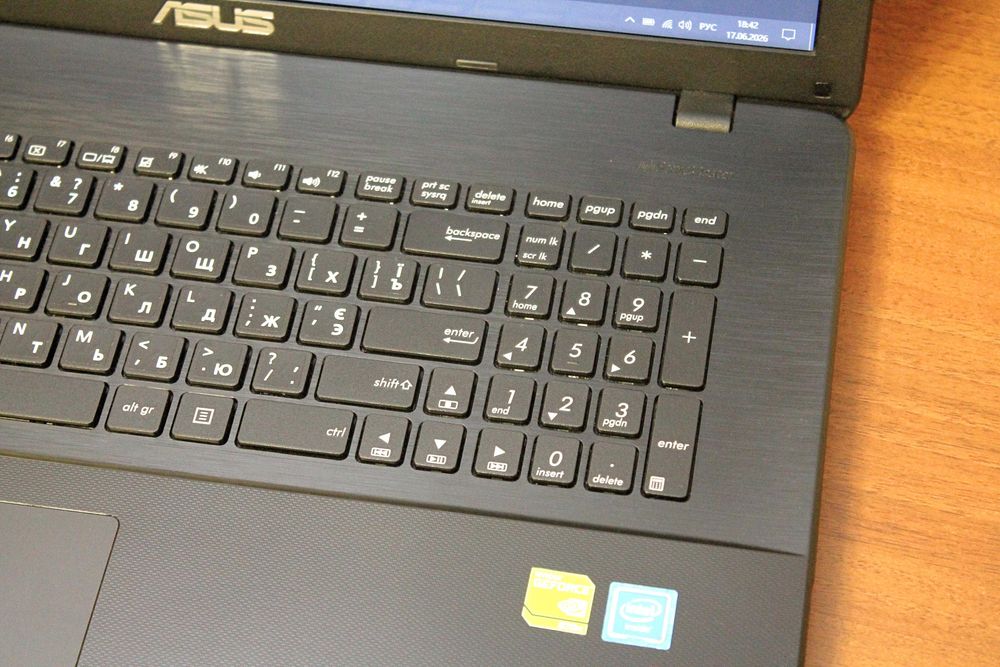 Ігровий ASUS X751M/17.3" LED/Intel®N3700/8GB ОЗУ/SSD120GB+HDD1TB/GeForce 920M