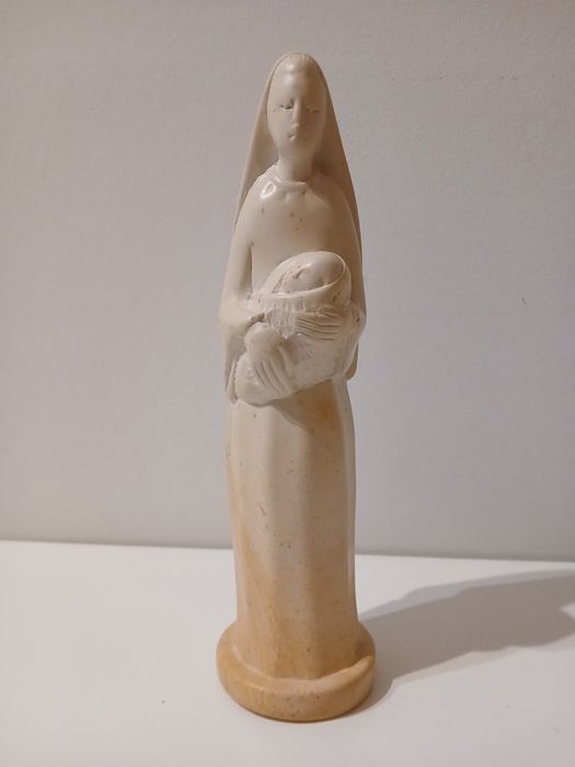 Escultura em pedra de Maria e Jesus