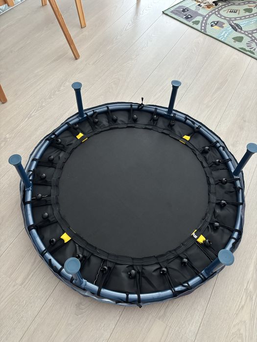 Trampolim de criança