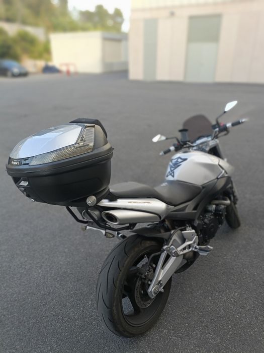 Suzuki GSR 600 - Estilo Naked