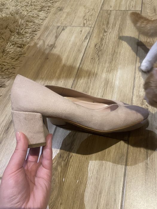 Buty zamszowe pudrowe na słupku rozmiar 38
