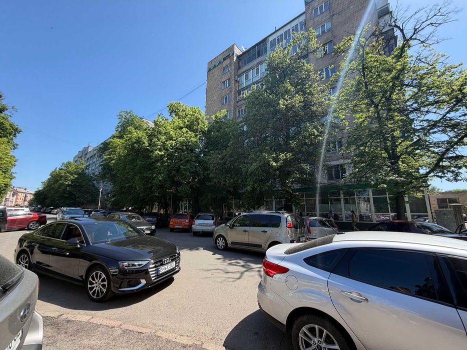 Центр міста. 2 поверх. 82м2. Частковий ремонт. Цегляний будинок