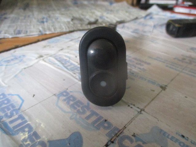 Comando / botão / interruptor vidros trás esquerdo OPEL Corsa B