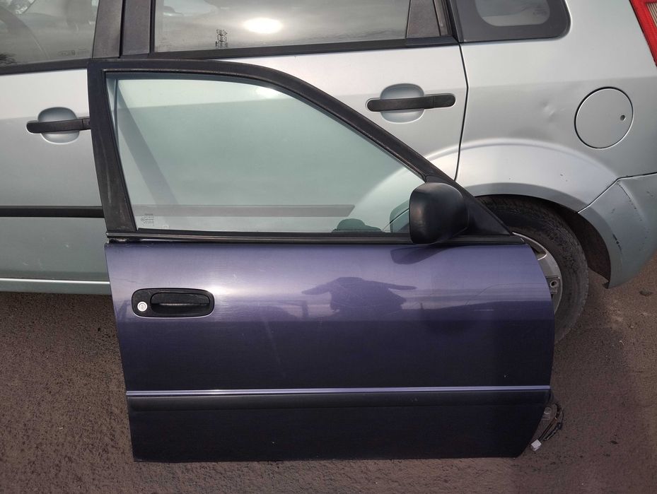 Toyota Corolla E11 1.4i 5D 1998r. Drzwi przednie prawe.