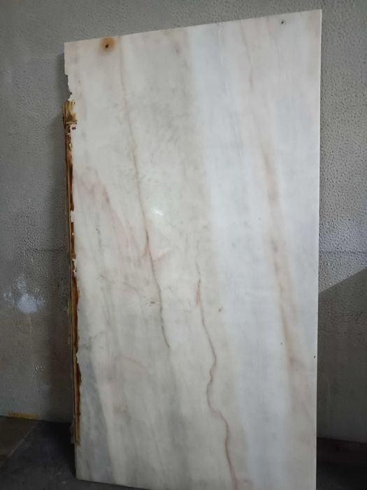 Pedra mármore com veios rosa/cinzento