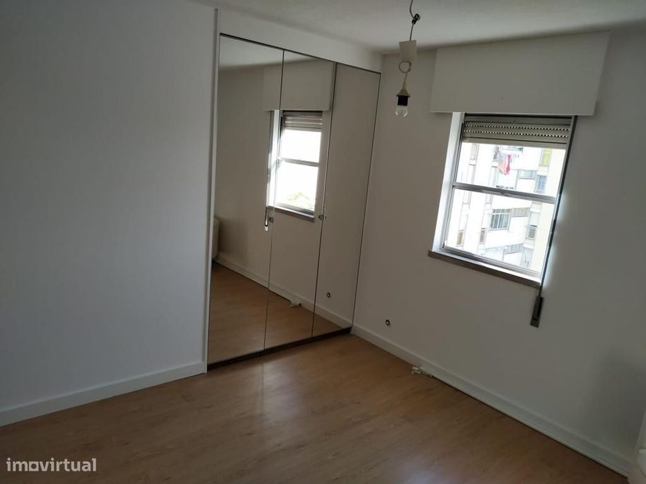 Apartamento t2 na Rua Avelar Brotero, em Stº António dos Cavaleiros