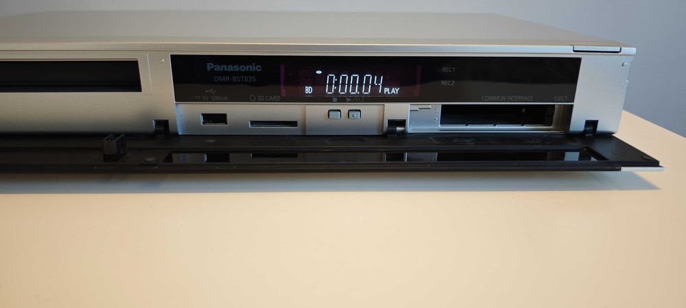Panasonicブルーレイ　HDD セット Nagrywarka Blu-Ray z HDD 1TB oraz pilotem Panasonic DMR-BST835
