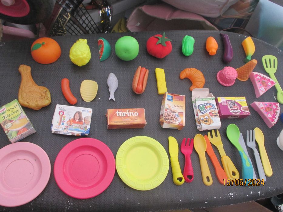Brinquedos-40 peças plástico de prod.alimentares, talheres e loiça III
