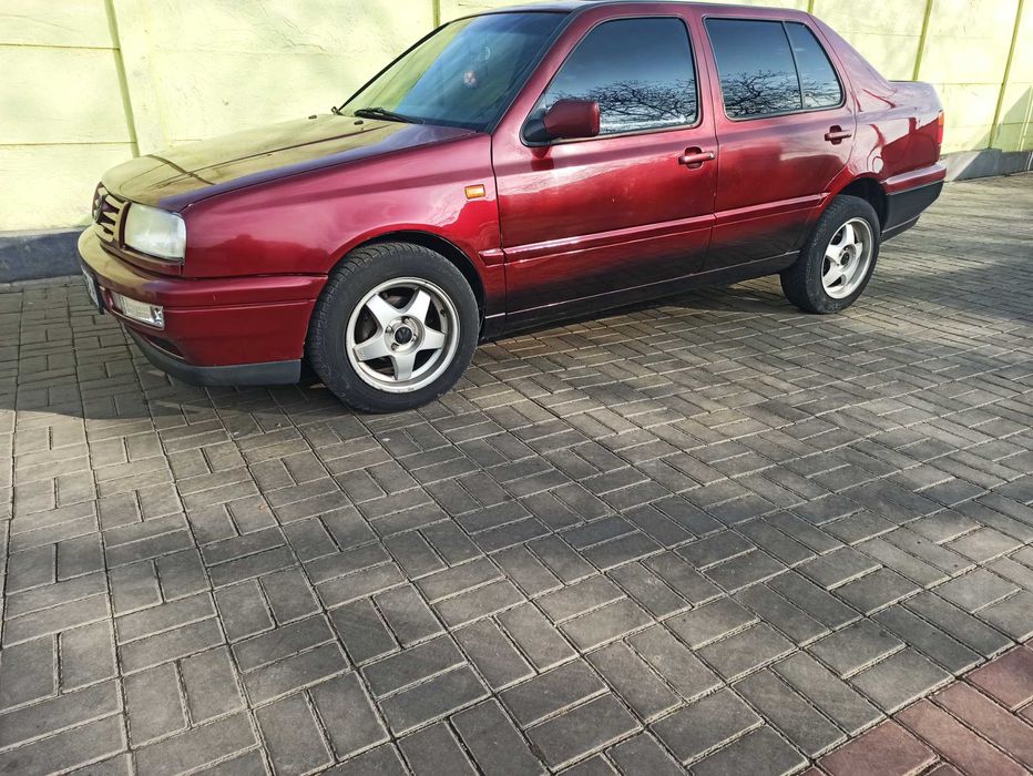 VOLKSWAGEN-VENTO CL 1.8 газ 1992г/в бордовый пурламутр 379000гр.