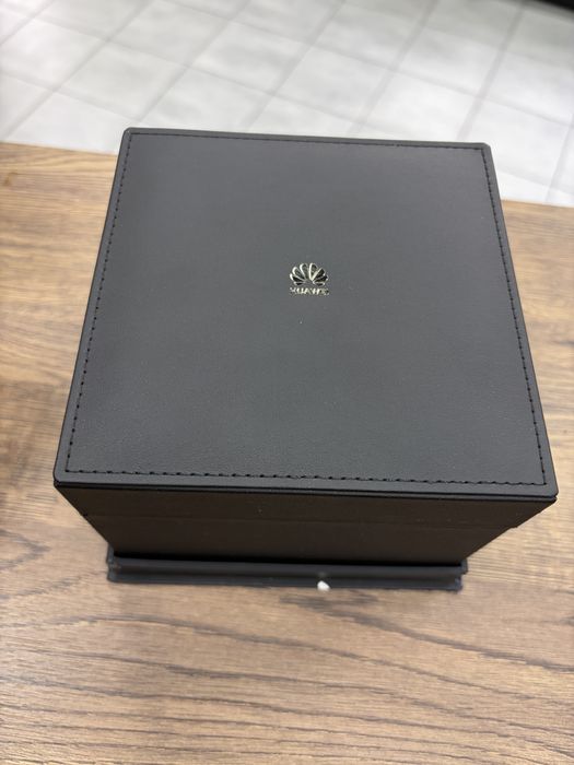 Huawei Watch Ultimate Design 18K Gold/Black Smartwatch 49.4mm