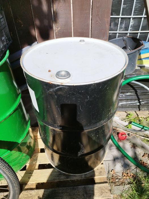 Beczka metalowa 200l z dwoma korkami