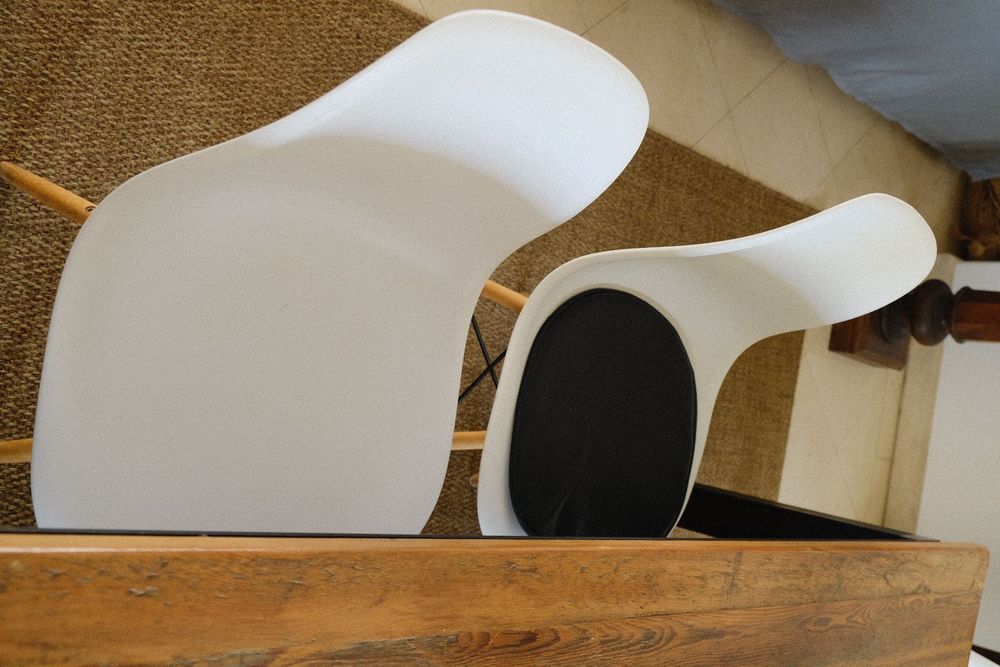 mesa de madeira con pes de ferro preto, em perfeito estado