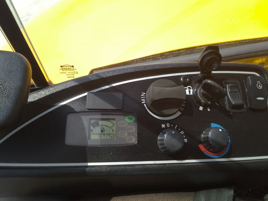 Mini giratória escavadora JCB 5T apenas ( 1671 h )