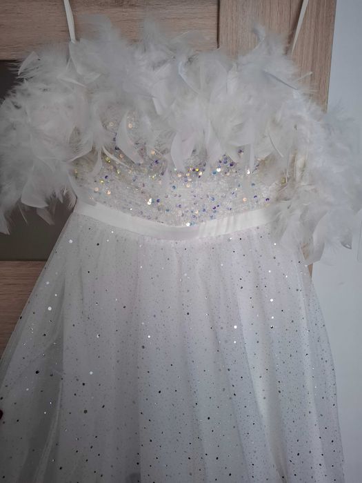 Biała błyszcząca sukienka panieński