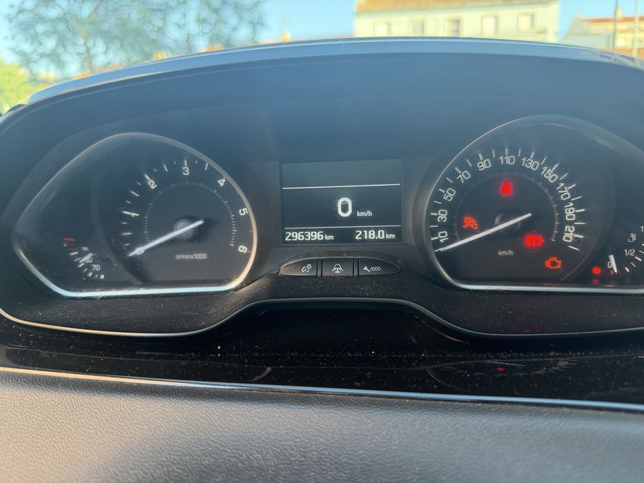 Peugeot 208 1.6 BlueHDI 92cv (2014) – Excelente Estado, Muito Económico