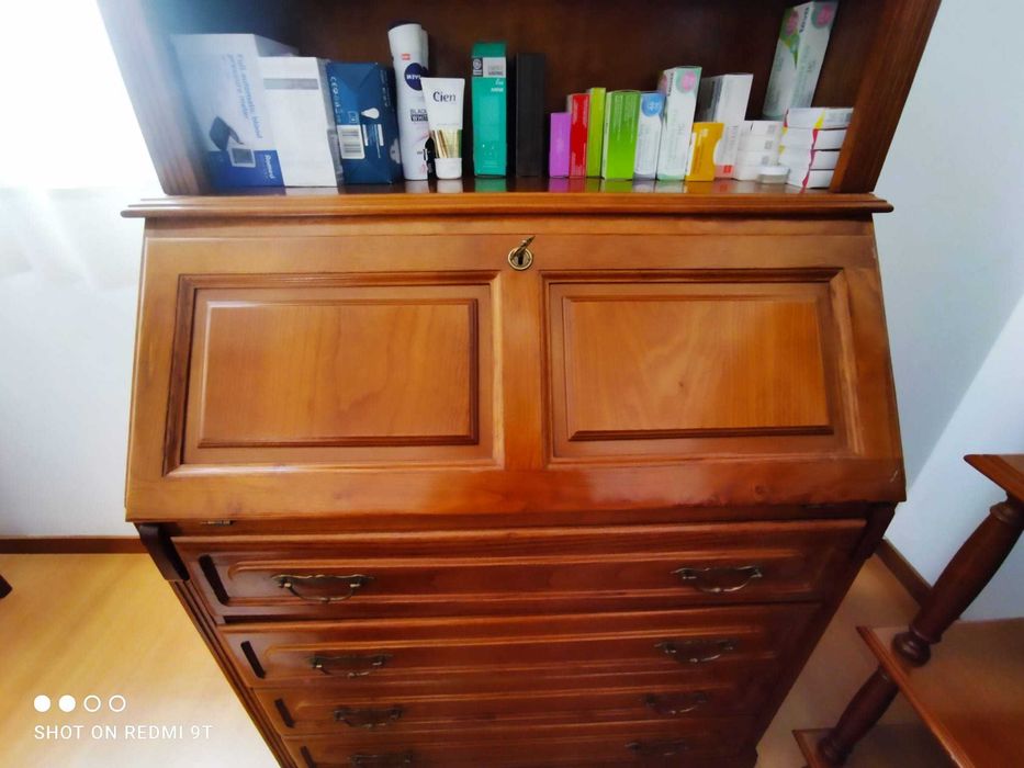 Escrivaninha com estante em pinho