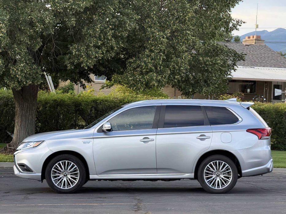 Mitsubishi Outlander PHEV SEL      2022