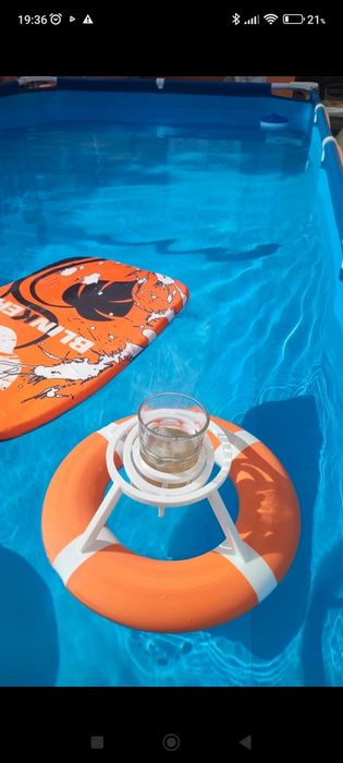 Boia de piscina para latas e copos
