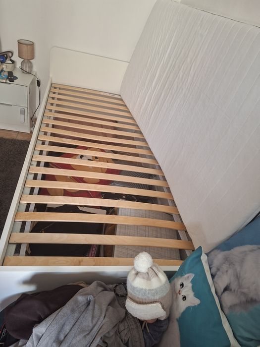 Cama e mesa de cabeceira