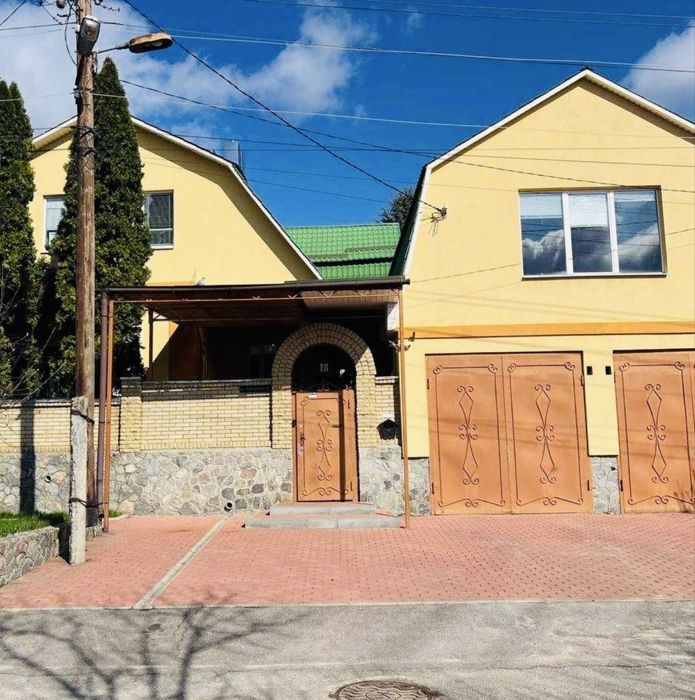 Дом вблизи метро Хол.Гора.Рядом с/м Класс. 240 м2. Старт 180000$.