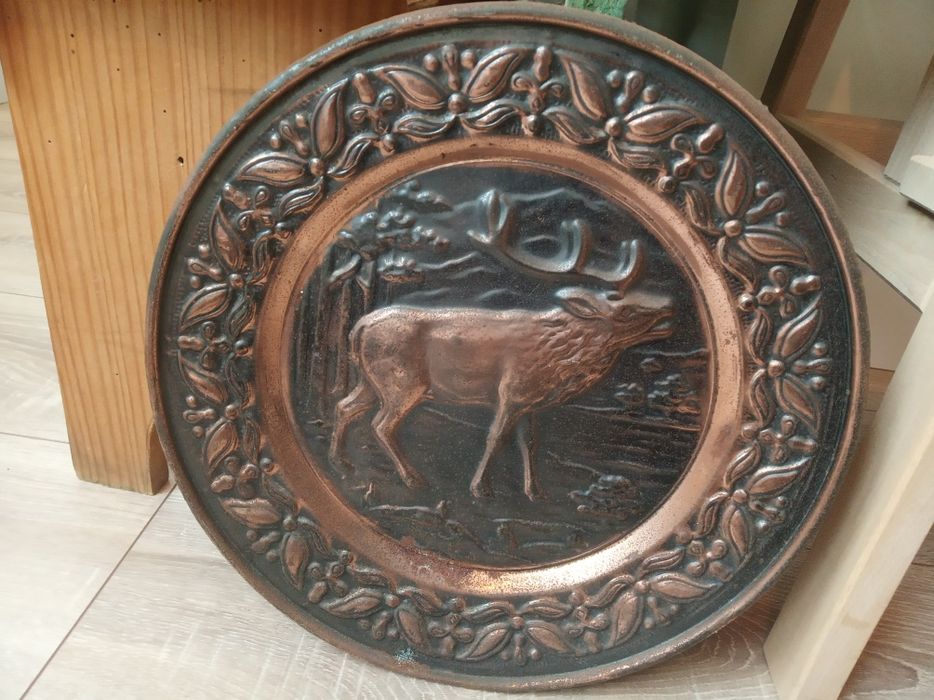 Two decorative metal plates442829029685995520