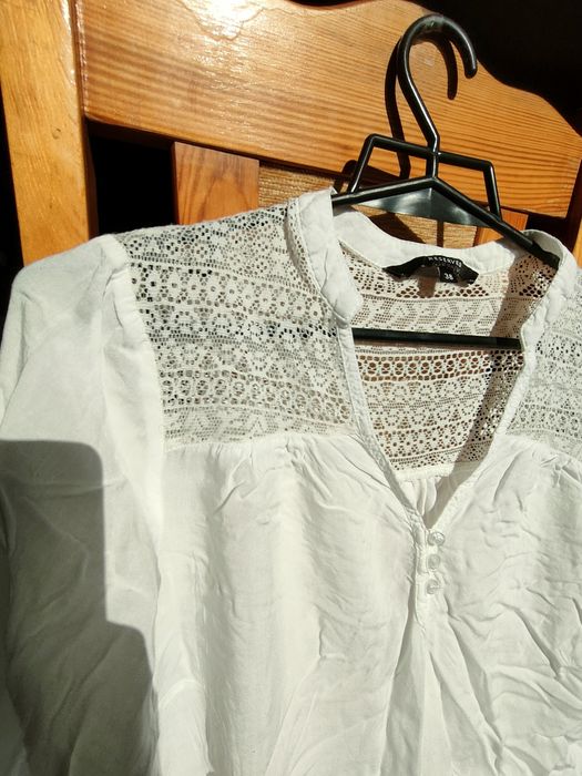 Biała koszula damska.