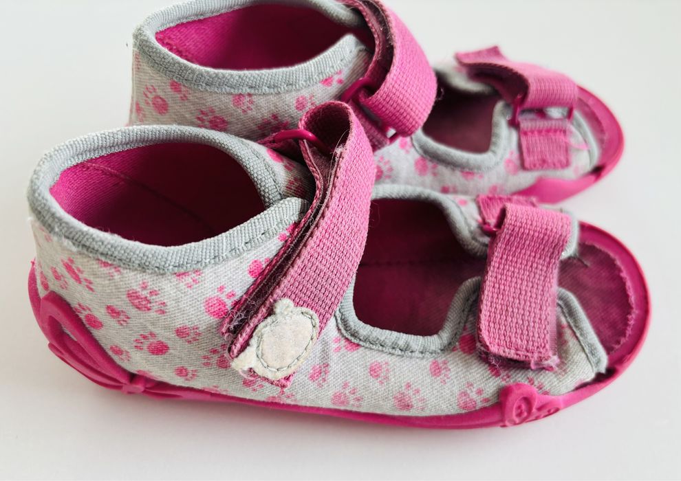 Kapcie Befado roz.25, sandały