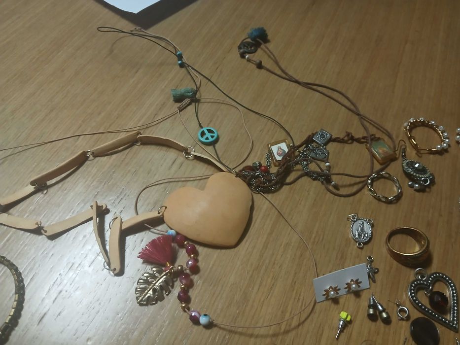 Conjunto variado de várias peças de bijuteria (não vendo separado)