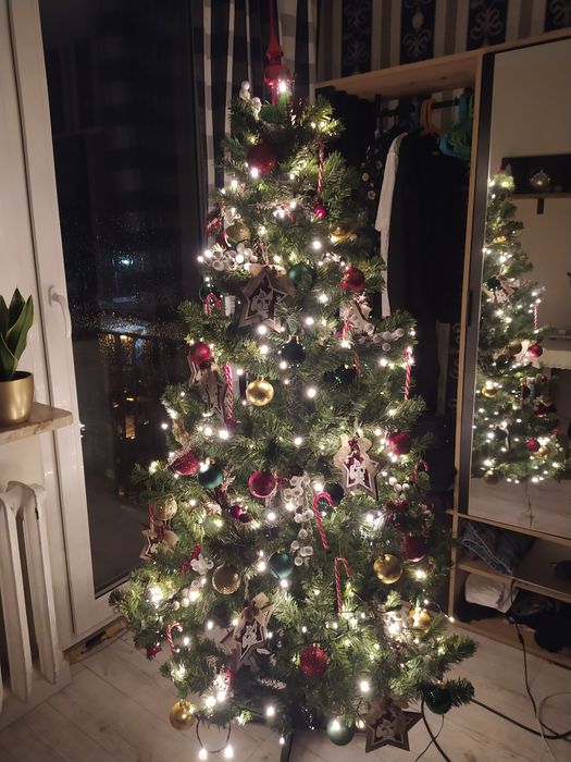 Choinka 180 cm z ozdobnymi i lampkami z Leroy Merlin