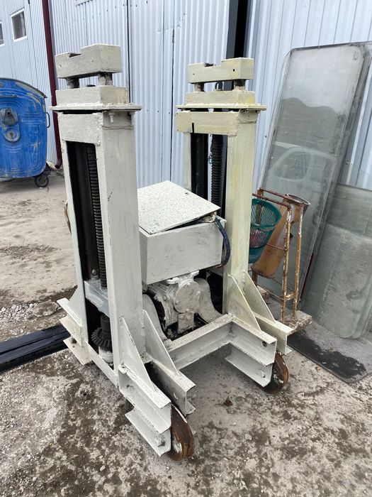 Домкрат двухстоэчный грузовой 20т