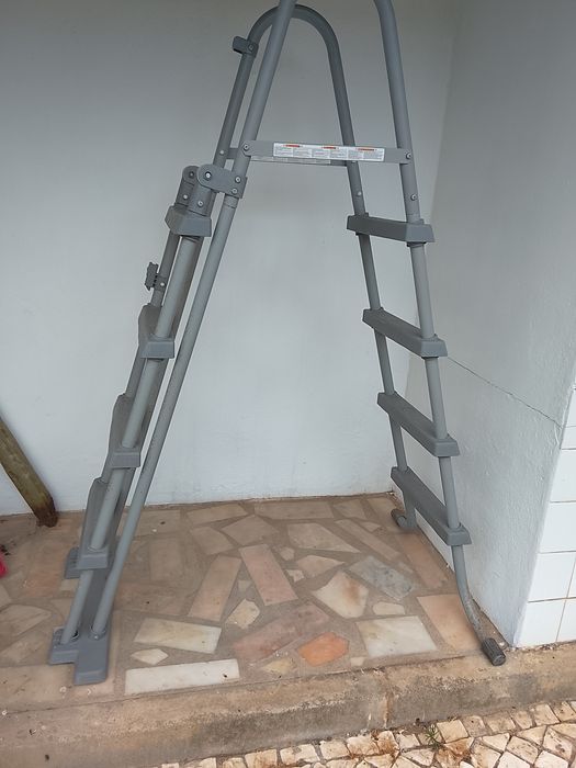 Escada para piscina desmontável