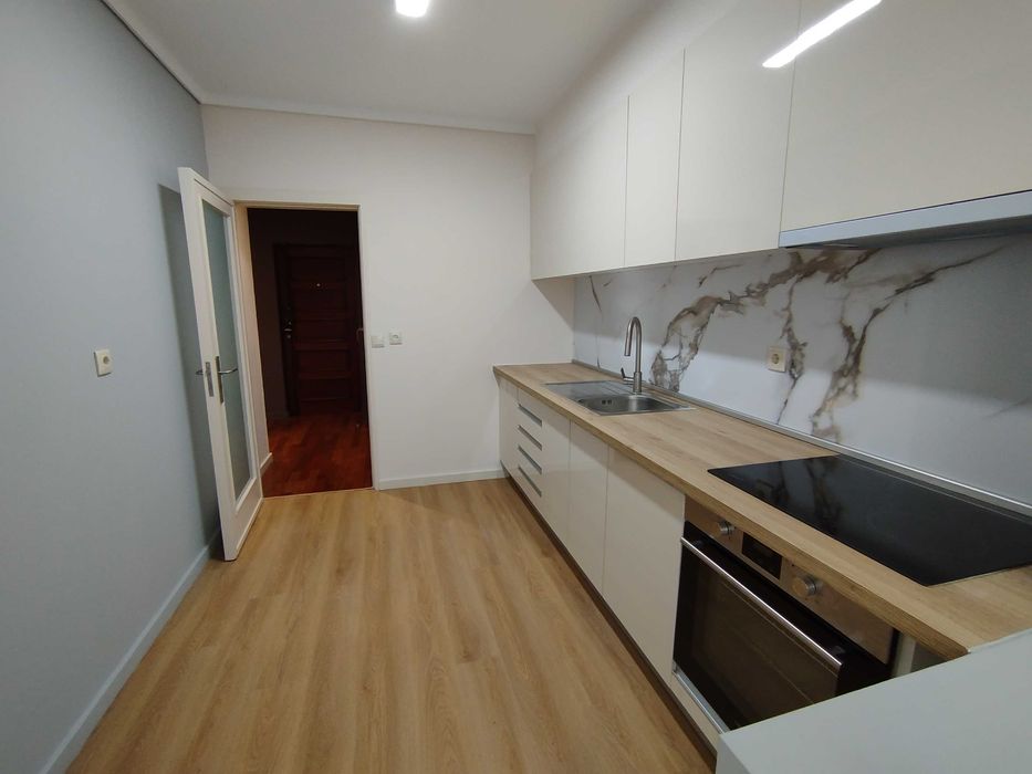 Excelente T2 em Fernão de Magalhães, com muito espaço e luz natural