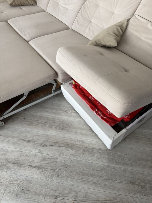 Диван б/у ,бежевого кольору