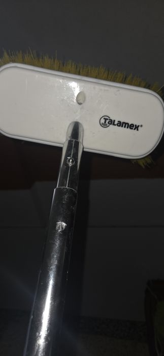 Escova Talamex amarela com cabo inox telescópico.