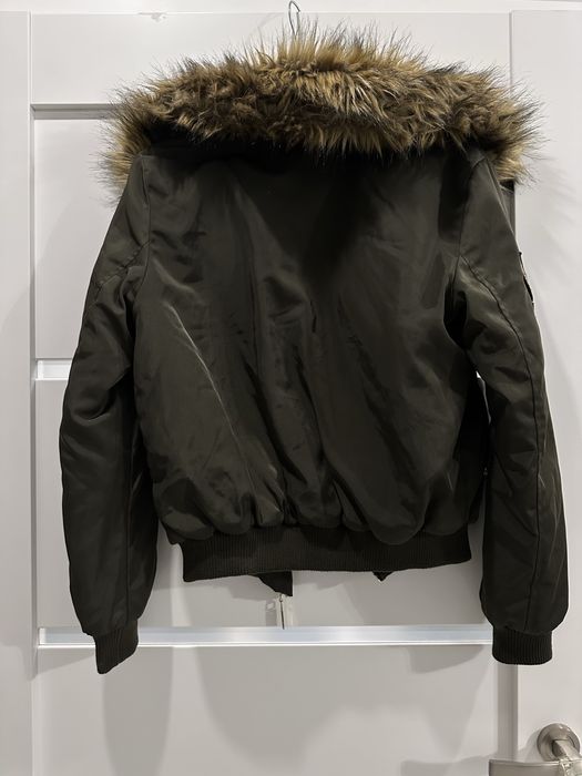 Zielona kurtka z zamkami