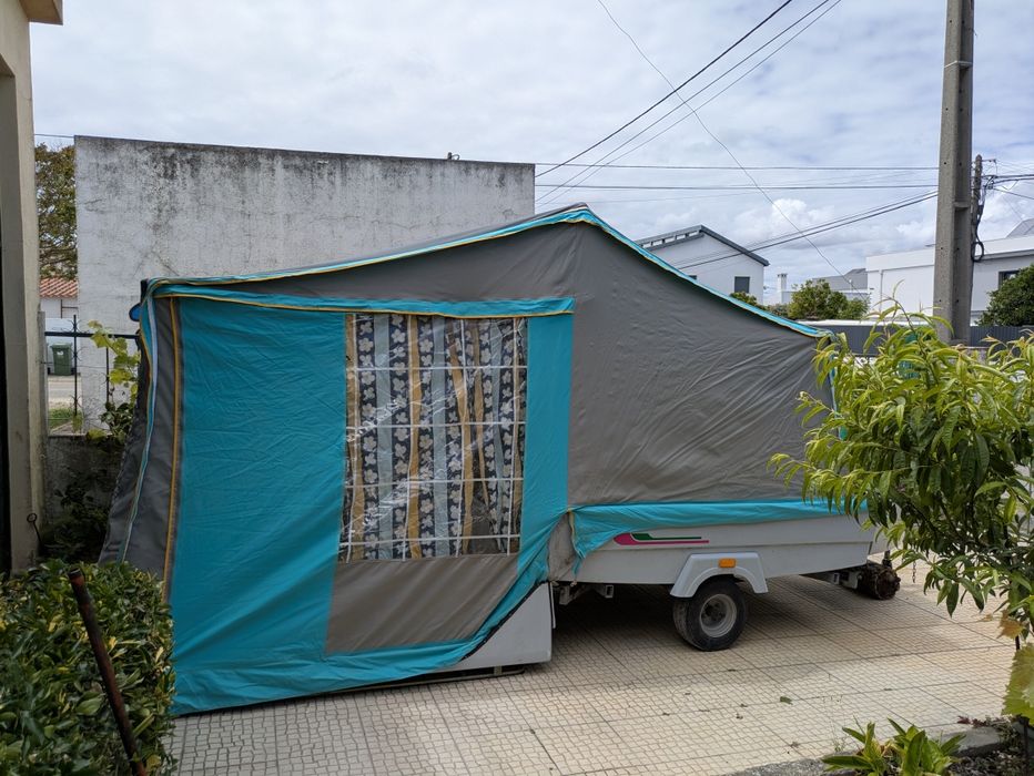 Tenda com atrelado
