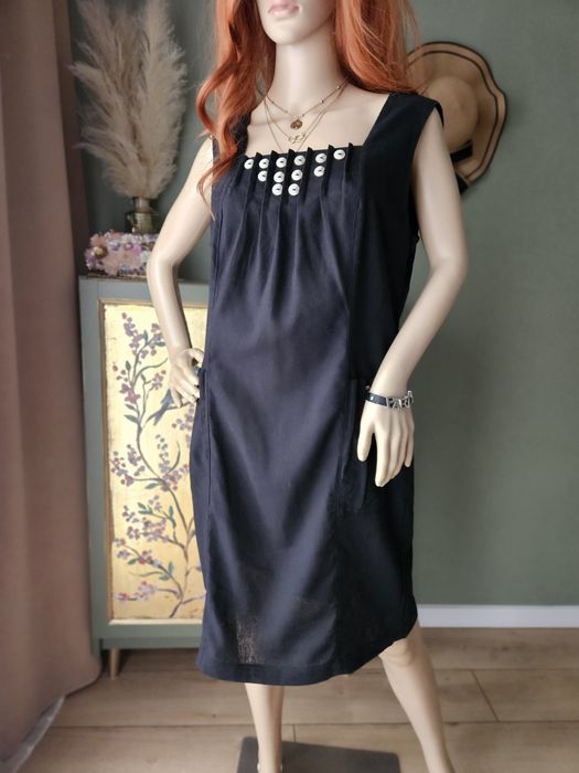 Czarna sukienka damska midi vintage z ozdobnymi guzikami – styl min