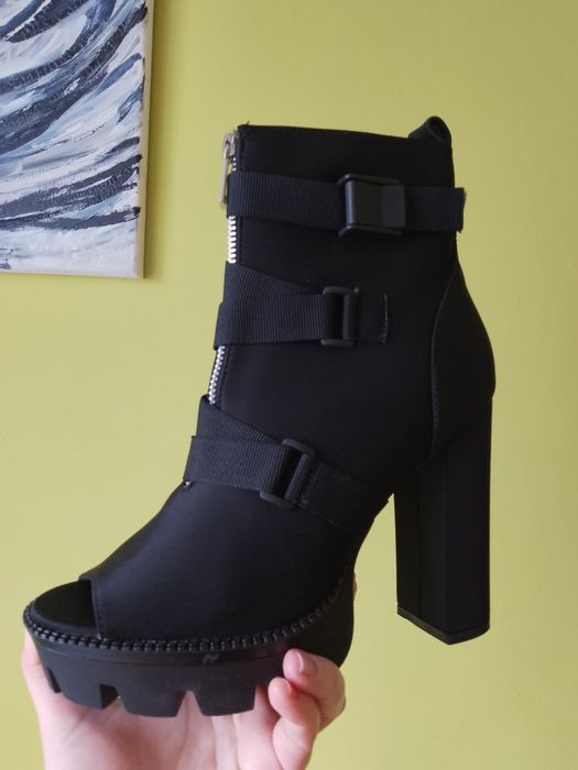Okazja Buty na słupku obcasie Bestelle