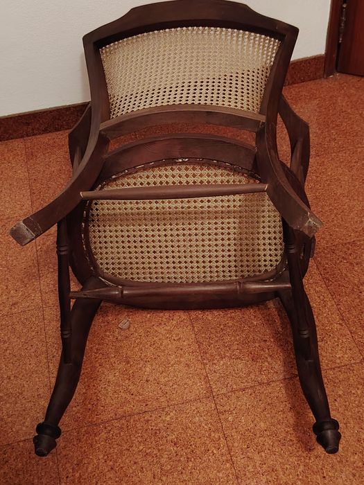 Cadeira de Madeira com Assento e Encosto em Palhinha