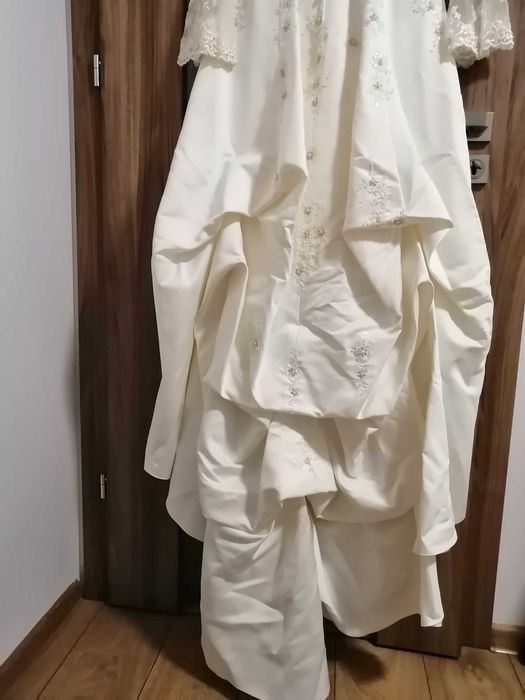 Suknia ślubna ecru.