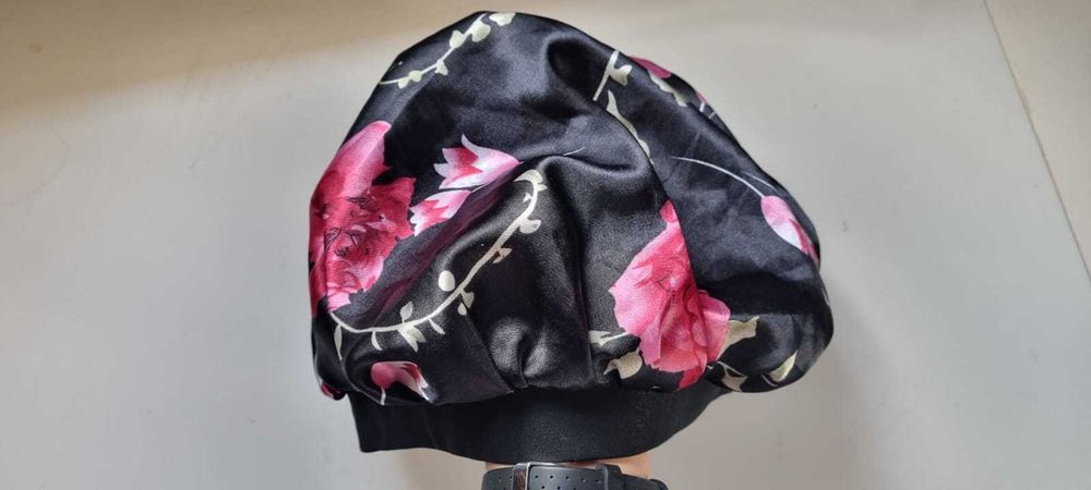 Satynowy czepek do włosów w kolorze czarnym.