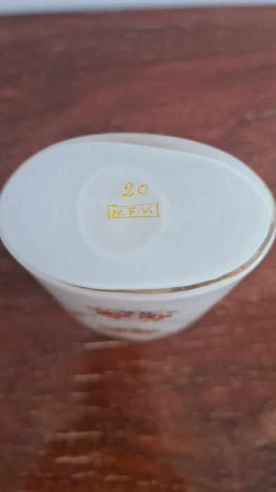 2 frascos vidro opalino N.F.V.