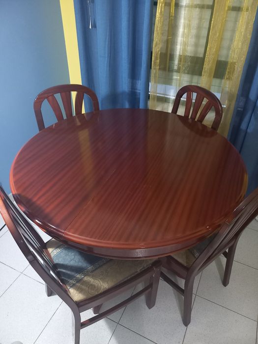 Mesa Extensivel com 4 cadeiras