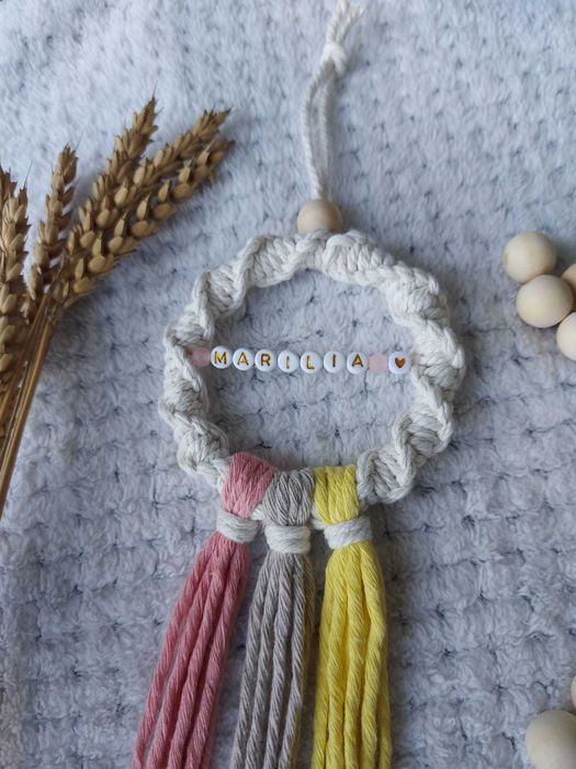 Pequena grinalda em macramé - com nome