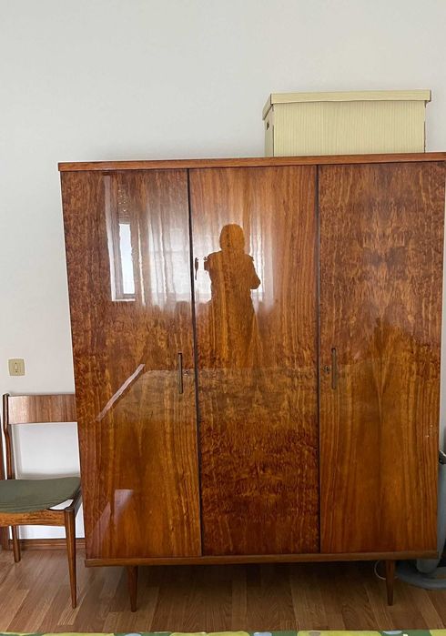 Quarto de casal (cama, mesinha de cabeceira e guarda fatos)